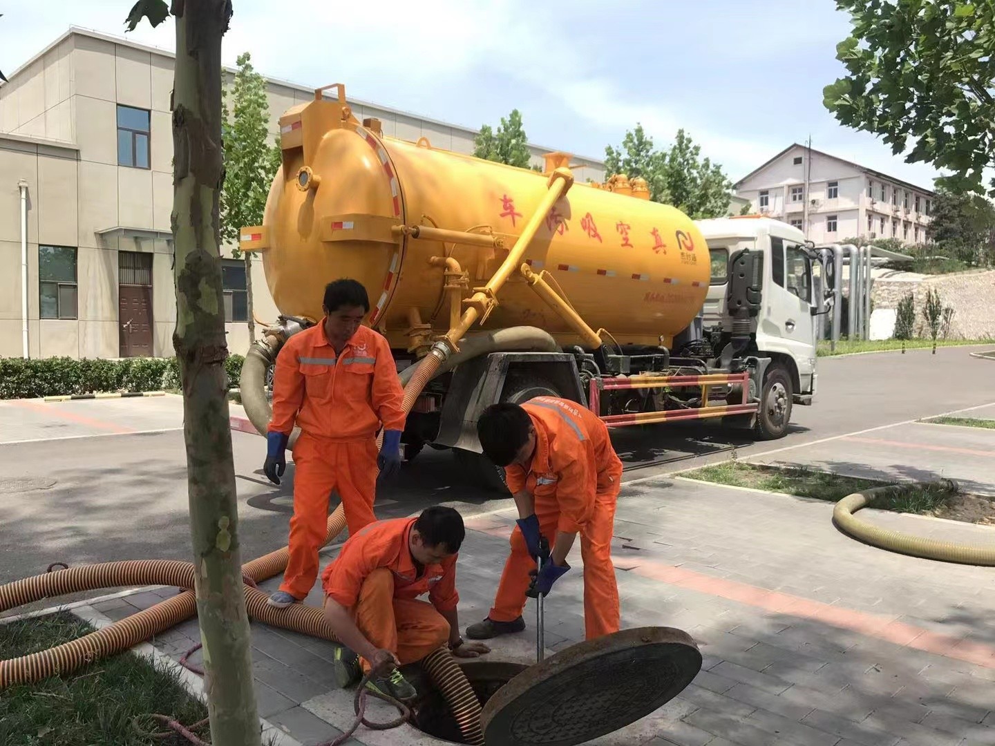 肃北管道疏通车停在窨井附近