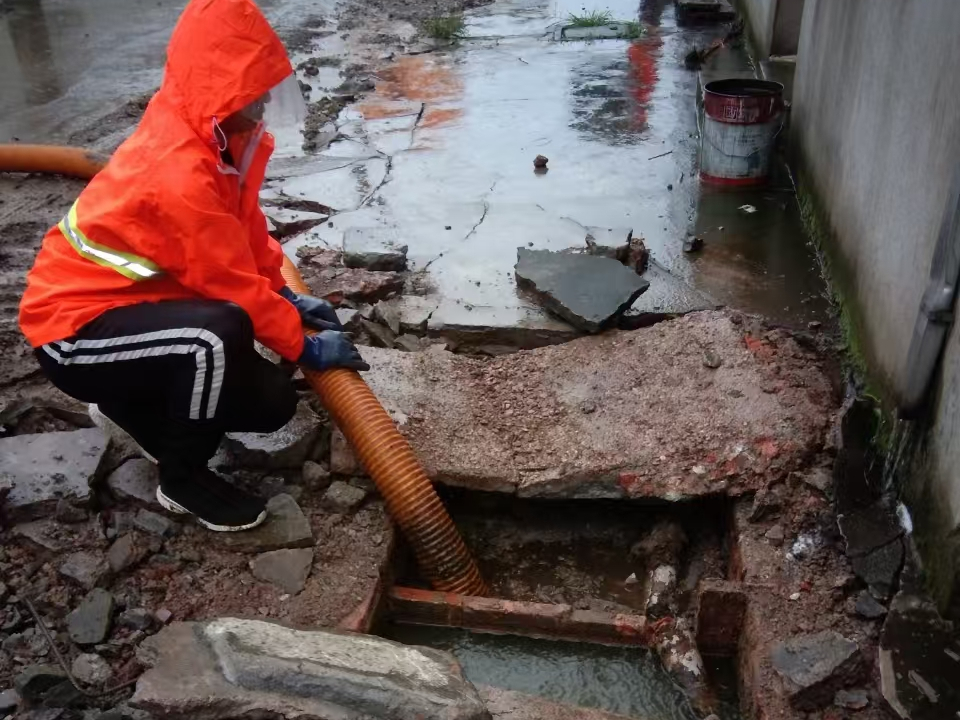 肃北专业清理污水池 炜誉市政以规范流程守护城市 “肠道”